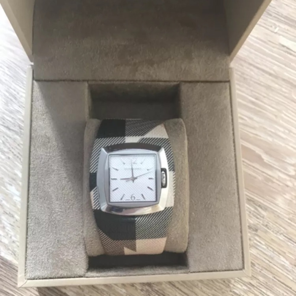 Burberry watch Limited Edition new battery